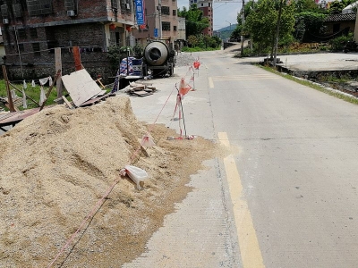 建筑材料这样放，省道变单向通行，老司机也犯难！