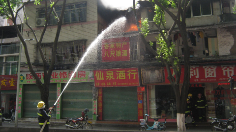 浓烟滚滚！梅城梅松路一房屋起火