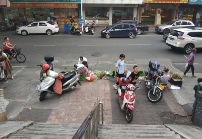 人行道变菜市场！梅城西桥市场有菜贩占道摆卖