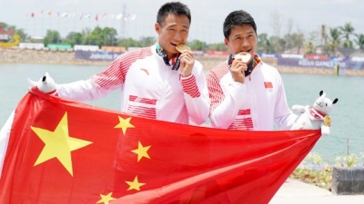 太棒了！中国队夺得男子双人划艇1000米冠军