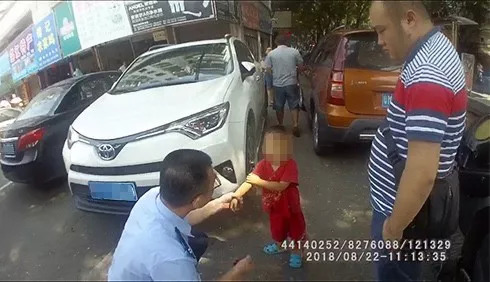 梅城一熊孩子悄悄“溜走”却在闹市中迷了路，所幸...