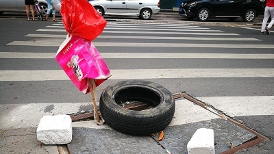 小心！梅城这条路有个“坑”，近一个月仍无人处理...