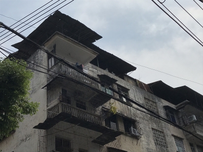 生锈铁皮空中“悬”...梅城江南凤尾苑三巷住户有点慌