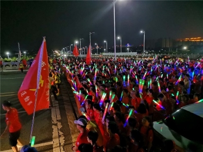 兴宁举办千人夜徒活动为创文助威，场面壮观…