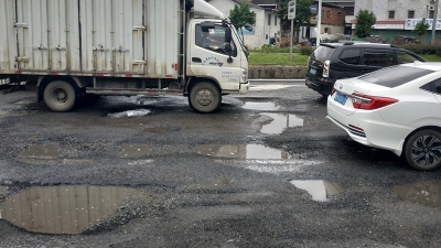 梅城这条路坑坑洼洼，司机驾车经过如坐“摇摇车”