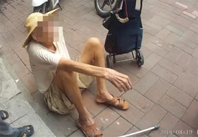 温馨！梅江区一老人不慎跌倒，巡警与路人合力救助