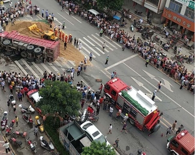 五华河东大道一载砂货车侧翻，一人被压身亡