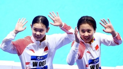 中国跳水首日包揽两金，掌敏洁生日双人10米台摘金 