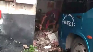 五华大客车失控撞塌保卫室！致一死一伤