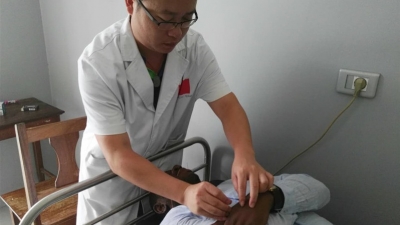 梅州医生在赤几丨异国他乡  针灸走红