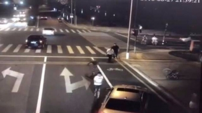 宝马男持刀砍骑车男，砍人不成反被杀！是否“防卫过当”引热议