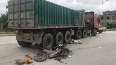 又见大货车“惹祸”！五华电动车与大货车相撞，两人受伤…
