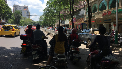 不安全！太阳暴晒梅城骑车人纷纷“抢”树荫