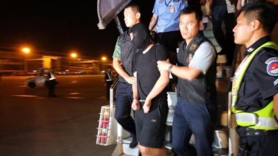 阜兴集团董事长被押解回国 警方：竭尽全力追赃挽损