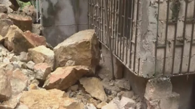 险！连续降雨致山体巨石突然滚落砸中民房 事发丰顺汤坑