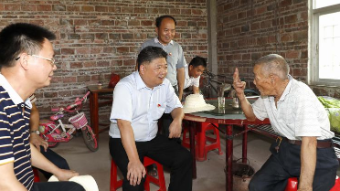 吴晖突击检查指导安流镇大都片区精准扶贫工作