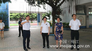 钟秀堂调研教育工作：加快项目建设，做好开学准备工作