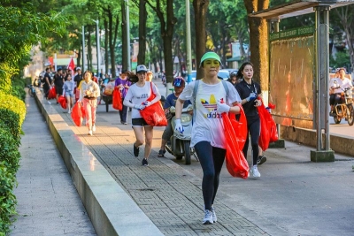 最酷最潮的健身方式！梅城50多名年轻人来了场Plogging