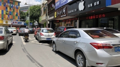 这样操作合适吗？！一群家长给梅城这条路“添了堵”…