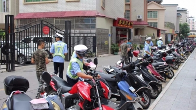 还在这乱停车？梅县交警：到期不挪车，拖走！