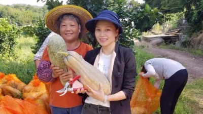 美丽梅州新闻摄影大赛｜瓜丰收不愁卖  贫困户乐开怀