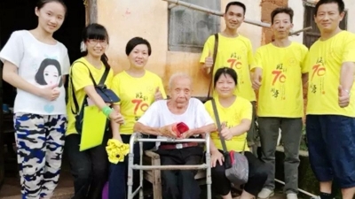 “爷爷只有一个！”  梅县男子辞职回乡照顾百岁爷爷