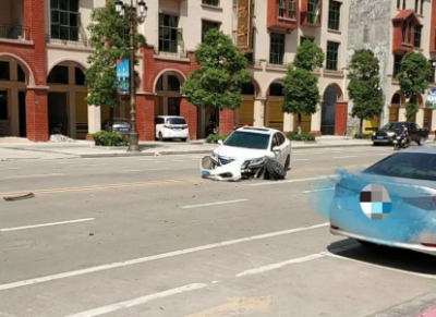 “嘭！”事发丰顺街头，黑白俩小车齐齐撞“破相”！