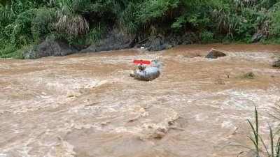险！蕉岭男孩河中玩耍被困“孤岛” 民警涉险渡河救出