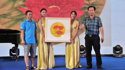梅县侨中文艺班校友拍卖书画作品，筹15万元助学扶贫