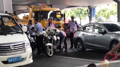 吓坏了！广州滴滴专车司机竟载着女乘客冲卡
