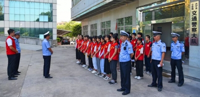 兴宁开展大学生志愿者整治不文明交通行为活动
