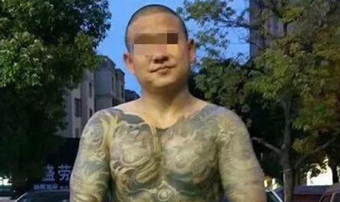 昆山“反杀案”追踪：“文身男”有多次案底  “白衣男”出院被羁押