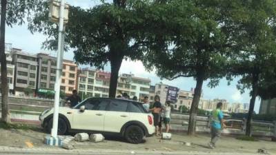 丰顺一宝马小车冲上人行道，把它撞得四分五裂…