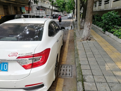 曝光！梅城团结路车辆无视禁停标志乱停车