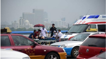 广西小车撞十多辆电动车后司机持刀捅人 致两死多伤