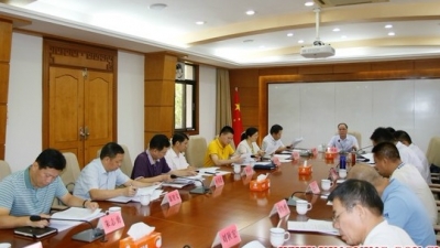 余其豹主持召开兴宁市委理论学习中心组专题学习研讨会