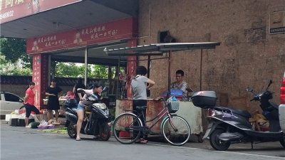 “贪方便”带来“不方便”！梅县华侨城这条街真添堵
