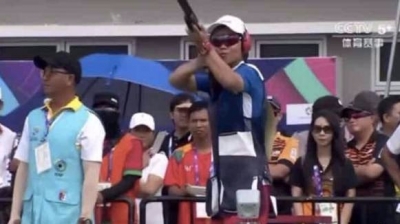 亚运女子飞碟多向赛，深圳选手张鑫秋一靶险胜韩国夺冠