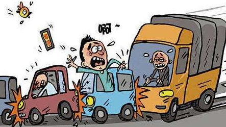 好险！梅县两货车相撞碎片满地，其中一辆还装着硫酸…