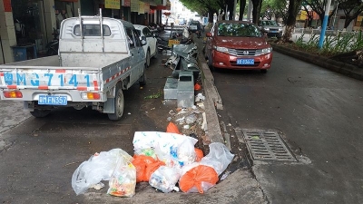 @相关部门，梅城这条路一个垃圾桶都没，路边垃圾成堆