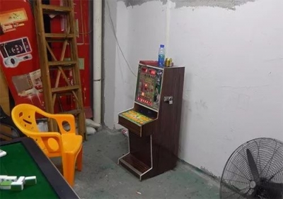 为了500块，梅城一士多店老板暗藏老虎机供人赌博…