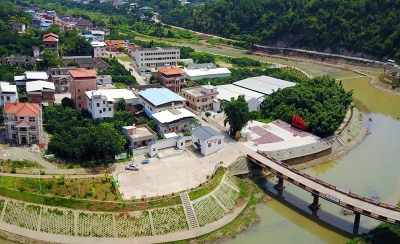 梅县区这个村庄，俯拍效果就像一只青苹果...