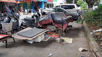 梅城老机场路脏乱差 害了环境更糟了人心