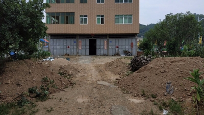 为一块地闹不和，梅江区一户村民竟这样给邻居“添堵”…