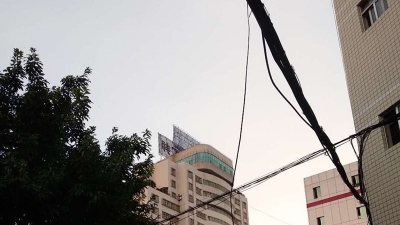 @有关部门，梅城这条路的电线都快垂到地上了