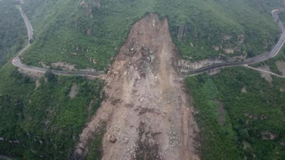 视频拍下惊险瞬间！北京房山山体大面积崩塌