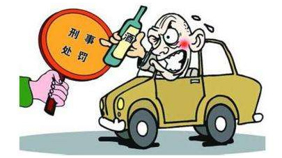 车未熄火停道路中间，咋回事？原来是驾驶员醉酒犯困了