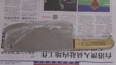 胆子贼大！梅江区这男子竟拿菜刀割伤警务人员...