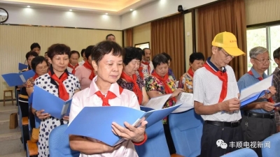 热闹！这批花甲之年的校友返母校齐聚一堂 捐款赠书表恩情!