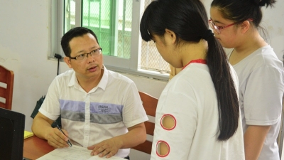 奋斗者的故事丨朱今：以爱育人 对症破困